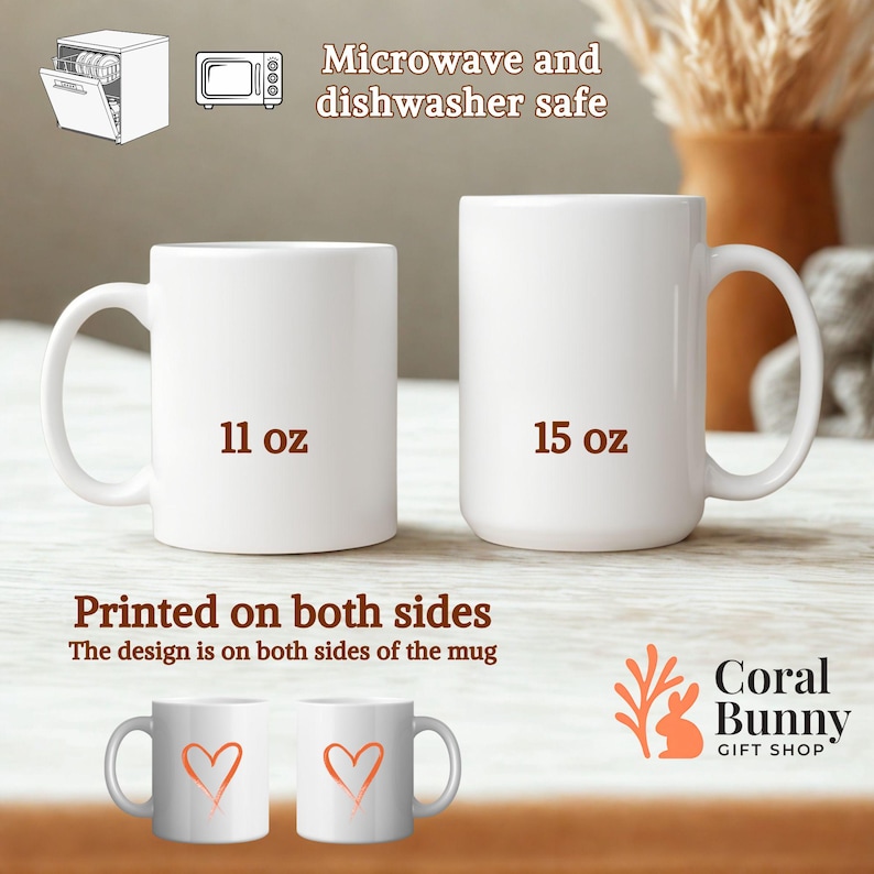 K&ouml;nnte beinhalten: Zwei wei&szlig;e Keramikbecher, einer mit der Aufschrift "11 oz" und der andere mit "15 oz". Das Bild enth&auml;lt Text, der besagt, dass die Becher mikrowellen- und sp&uuml;lmaschinenfest sind und beidseitig bedruckt sind. Ein kleiner Becher mit Herzdesign ist ebenfalls abgebildet.