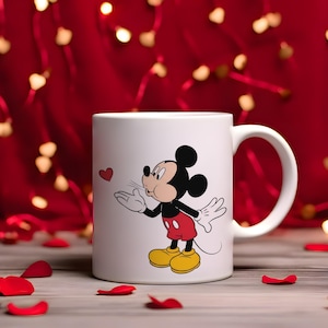 K&ouml;nnte beinhalten: Ein Set aus drei Keramikbechern mit gesprenkelter, matter Oberfl&auml;che. Die Becher sind in Creme-, Hellgrau- und Dunkelgraut&ouml;nen gehalten. Jeder Becher hat ein schlichtes, minimalistisches Design.