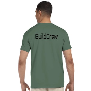 Puede incluir: Camiseta verde oliva de manga corta con la inscripción negra "GuildCrew" en la espalda. La camiseta tiene cuello redondo y está hecha de un tejido suave.