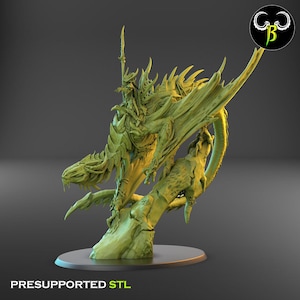 Könnte beinhalten: Detaillierte grüne Drachenfigur mit einem Reiter, der einen Speer hält. Der Drache sitzt auf einem Ast, mit dem Text "PRESUPPORTED STL" unten. Ein Logo befindet sich in der oberen rechten Ecke.