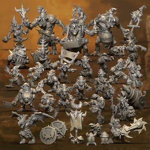 Op de afbeelding: Een verzameling grijze miniatuur fantasy figuren, waaronder goblins en orcs, in verschillende poses. Sommige figuren houden wapens vast zoals bijlen en zwaarden, terwijl anderen vlaggen of schilden dragen. De figuren zijn gedetailleerd en lijken van hars te zijn.