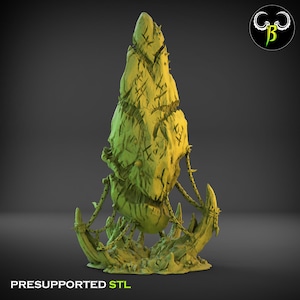 Op de afbeelding: Een 3D-geëngageerde, gestileerde, geelgroene rotsformatie met een grillig, getextureerd oppervlak. Het ontwerp omvat een centrale torenspits, een lager bolvormig gedeelte en een basis met gebogen, hoornachtige elementen. De tekst "PRESUPPORTED STL" staat onderaan.