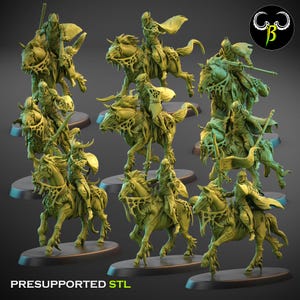 Peut inclure: Plusieurs figurines miniatures vertes représentant des guerriers montés. Chaque figurine est richement détaillée, avec des cavaliers et des chevaux présentant des éléments squelettiques ou en décomposition. Le socle indique "PRESUPPORTED STL".