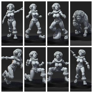 Op de afbeelding: Een verzameling van acht grijze harsfiguren van een vrouwelijk personage in verschillende actieposes. Het personage draagt een gedetailleerde outfit met een gerimpelde kraag, pofmouwen en kniebeschermers. De figuren staan op zwarte ronde bases.