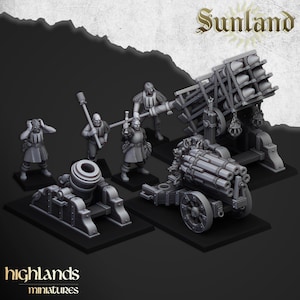 Può includere: Una collezione di miniature grigie di armi d'assedio medievali e figure. Il set include un mortaio, un cannone a più canne, una grande catapulta e diverse figure. Le miniature sono grigie e sembrano essere in plastica o resina. Il testo "Sunland" e "highlands miniatures" è visibile.