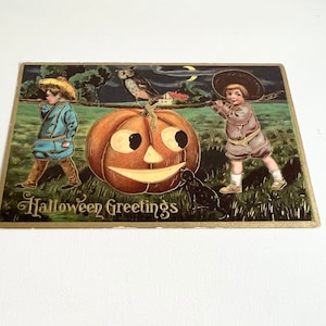 Carte postale d'Halloween ancienne, carte postale à collectionner, voeux d'Halloween, chromolithographie, garçons portant une citrouille d'Halloween, chat noir, hibou