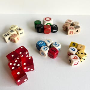 Sets von 5 Vintage Würfeln, Wählen Sie aus 6 Sets, Rot, Weiß, Blau, Holz, Plastik Spielersatz, Brettspielsteine, Bastelbedarf