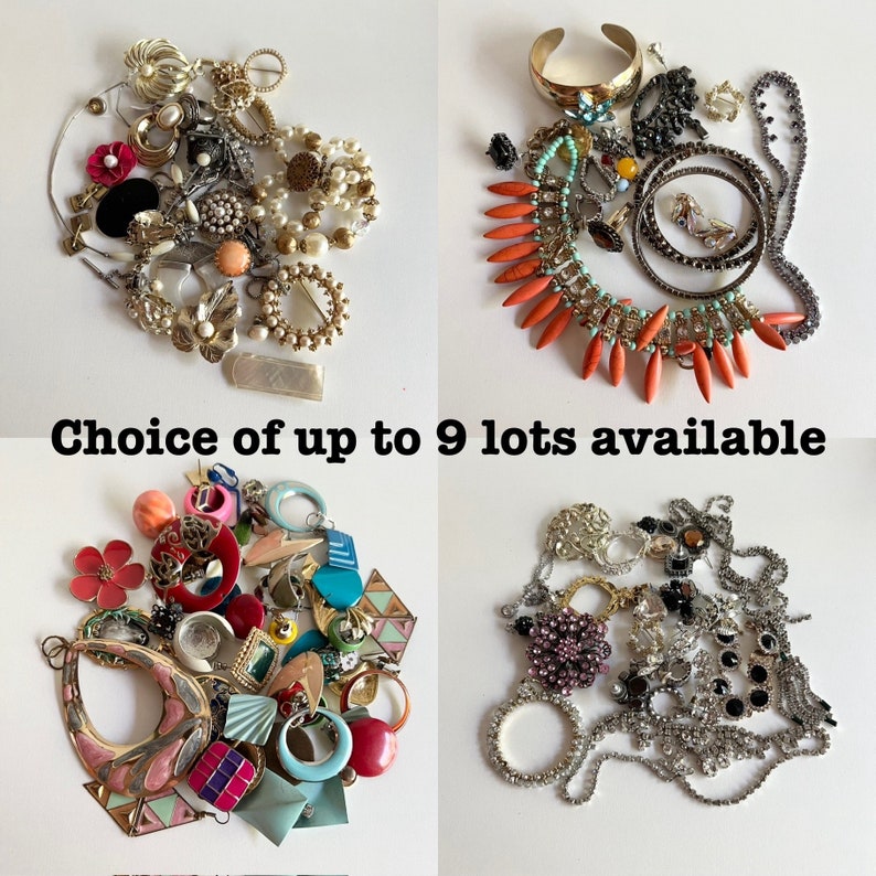 Puede incluir: Una colecci&oacute;n de nueve lotes de joyas vintage, que incluyen collares, pendientes, pulseras y broches. Las joyas est&aacute;n hechas de varios materiales, como metal, vidrio y pl&aacute;stico. Las joyas est&aacute;n en una variedad de colores, incluyendo oro, plata, rojo, azul y verde.  Elecci&oacute;n de hasta 9 lotes disponibles.