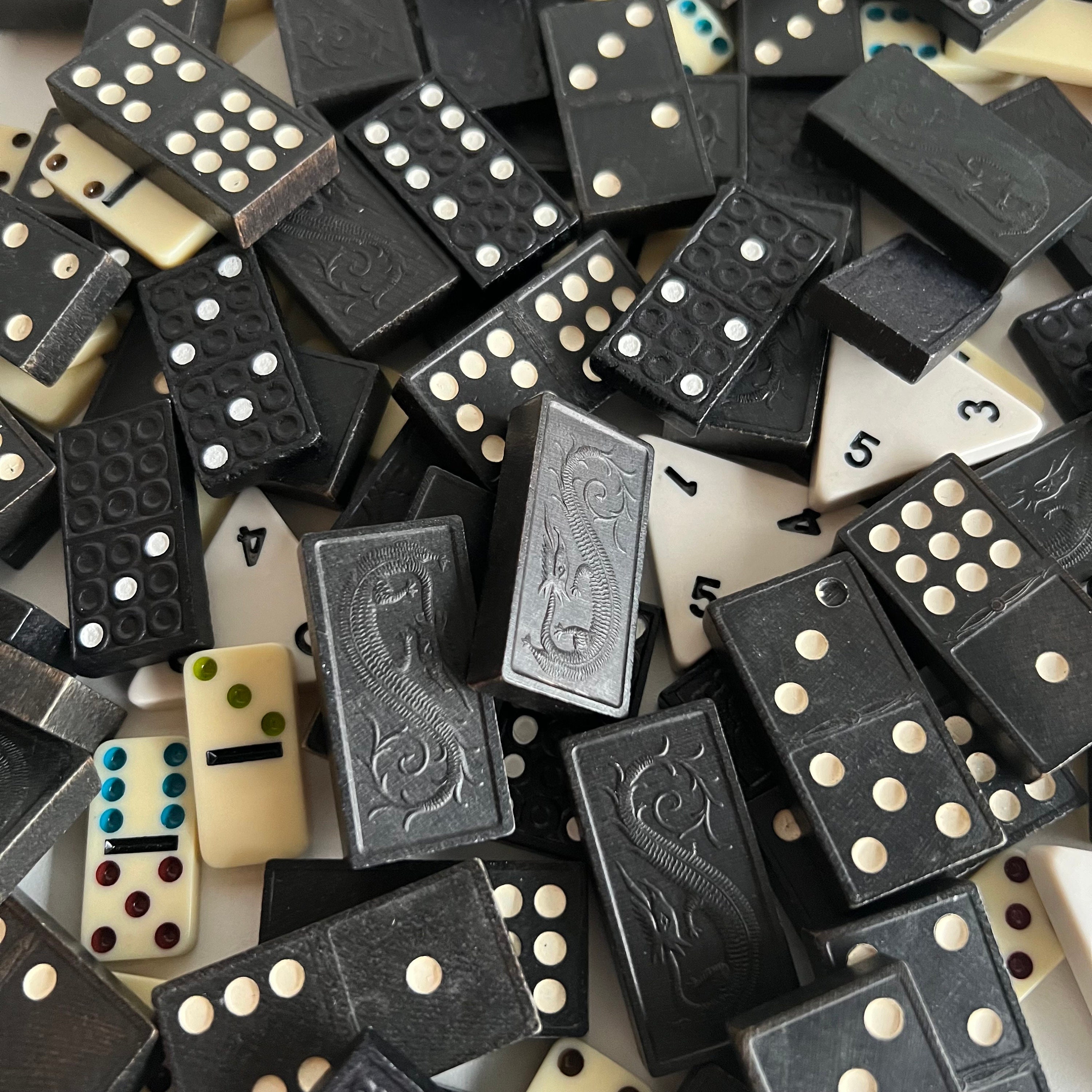 Jeu De Dominos Ancien En Bois Avec Dessins Peints Loufoques - Occasion