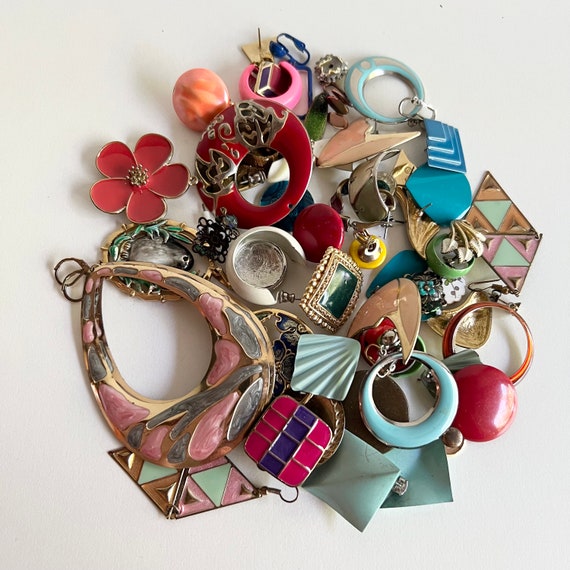 Vintage Craft Jewelry 8 oz Lot, 1930s to 2000s, rhinestone, costume broken junk jewellery, crafting, assorted colours, assemblage supply