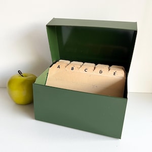 Boîte à cartes industrielle en métal vert, vert forêt rétro, avec séparateurs, milieu du siècle, rangement pour collection de cartes, effet vieilli