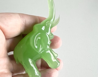 Kunst Glas Elefant Figur, Mid Century Jadeit grün, kleiner Briefbeschwerer, Glücksbringer