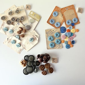 Lot de 3 boutons vintage, choix de 3 tailles, la plupart moins de 2,5 cm, mélange de couleurs, vieux plastique, création de costumes d'époque, couture, pastel, carte