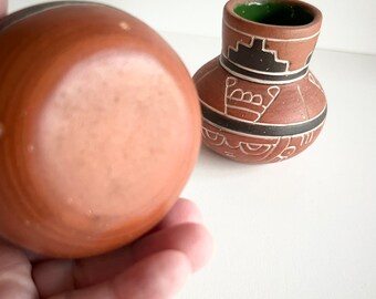 南西部ネイティブアメリカン陶器、小さな赤土製花瓶、レオポルド・デ