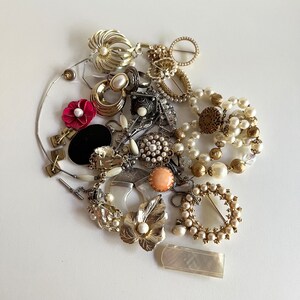 Puede incluir: Una colecci&oacute;n de joyas vintage con una variedad de estilos, incluyendo broches, collares, pendientes y pulseras. Las joyas est&aacute;n hechas de oro, plata y perlas. Algunas piezas presentan dise&ntilde;os intrincados, mientras que otras son m&aacute;s simples. Las joyas son una colecci&oacute;n hermosa y &uacute;nica de piezas vintage.
