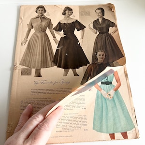 1953 年オリジナル シンプソン シアーズ カナダ カタログ セクション、ミッドセンチュリーの女性用ドレス、衣装デザイン、ペーパー クラフト、ジャンク ジャーナル、15 ページ