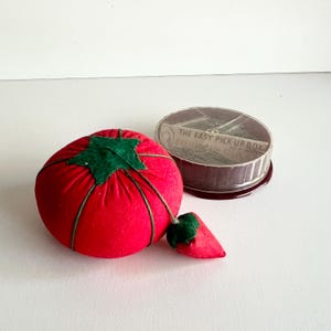 Vintage Tomate Nadelkissen, Erdbeere Anspitzer, Edelstahl-Pins, Mid Century Nähzubehör, Nähzimmer Dekor, Pins AS IS