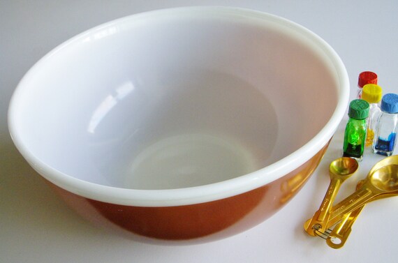 Pyrex 404 Mixing Bowl Americana Pattern Terracotta Brown Large 4 Qt Solid Color White Rimmed Single Banded 1970 Pyrex 404 Mixing Bowl Americana Pattern Terracotta Brown Large 4 Qt Solid Color White Rimmed Single Banded 1970