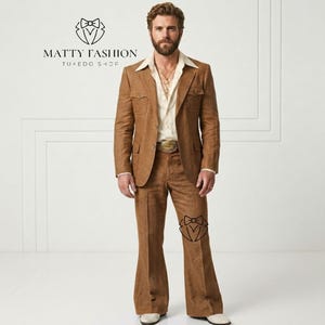 Könnte beinhalten: Ein beigefarbener Anzug mit einem Blazer mit zwei Brusttaschen und einer Schlaghose, getragen mit einem cremefarbenen Hemd und einer goldenen Gürtelschnalle. Der Text MATTY FASHION TUXEDO SHOP ist mit einem Fliegen-Logo oben links zu sehen.