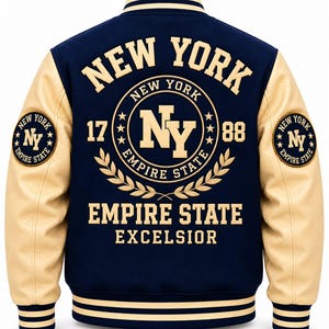 Pode incluir: Uma jaqueta varsity azul-marinho com mangas cor de creme e acabamento canelado listrado. As costas apresentam texto bordado lendo NEW YORK, EMPIRE STATE, EXCELSIOR e 1788, com um emblema central NY. Patches circulares em cada manga dizem NEW YORK NY EMPIRE STATE.