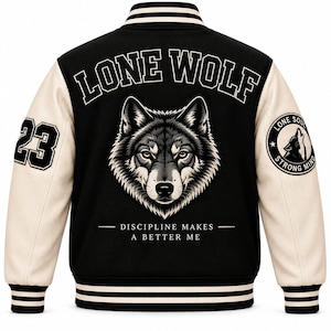 Pode incluir: Uma jaqueta universitária preta e creme com um gráfico de cabeça de lobo nas costas com o texto LONE WOLF e DISCIPLINE MAKES A BETTER ME. A manga direita exibe o número 23, enquanto a esquerda apresenta um emblema circular com um lobo.