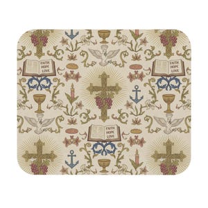 Puede incluir: Un objeto decorativo rectangular beige con un patrón repetido de símbolos religiosos. El diseño incluye cruces, uvas, cálices, palomas, anclas, libros abiertos con las palabras "Faith Hope Love" y elementos florales.