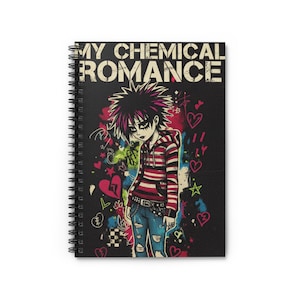 Op de afbeelding: Spiraalgebonden notitieboek met een illustratie van een persoon met stekelig haar, gekleed in een rood-wit gestreepte hoodie en een gescheurde jeans. Het notitieboek heeft de tekst "MY CHEMICAL ROMANCE" en kleurrijke harten en sterren.