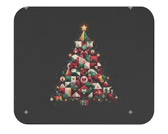 以下が含まれることがあります： 暗い灰色の表面にクリスマスツリーのデザイン。ツリーは赤、緑、白の幾何学的な形で構成され、金色のアクセントと上部に星があります。 プレゼントやオーナメントがベースに散らばっています。
