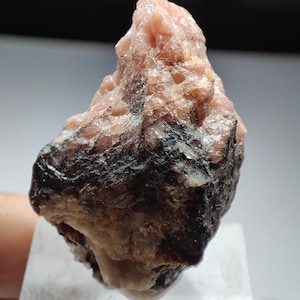 パキスタン、スカルドゥ産の希少な母岩付きトリプライト結晶。