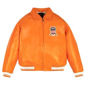 K&ouml;nnte beinhalten: Leuchtend orangefarbene Lederjacke mit Kragen und Rei&szlig;verschluss. Auf der Brust befindet sich ein Aufn&auml;her mit Schilddesign und dem Wort "AVIREX". Die &Auml;rmel und der Saum haben wei&szlig;-orangefarbene Streifen.