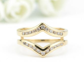 14K gouden moissaniet ringbeschermer met chevronmotief - V-vorm trouwringjack