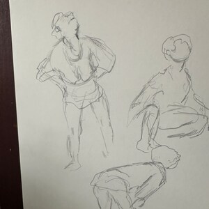 以下が含まれることがあります： 3 人の異なるポーズの鉛筆スケッチ。人物は、動きと形を強調した、緩やかなジェスチャーのスタイルで描かれている。