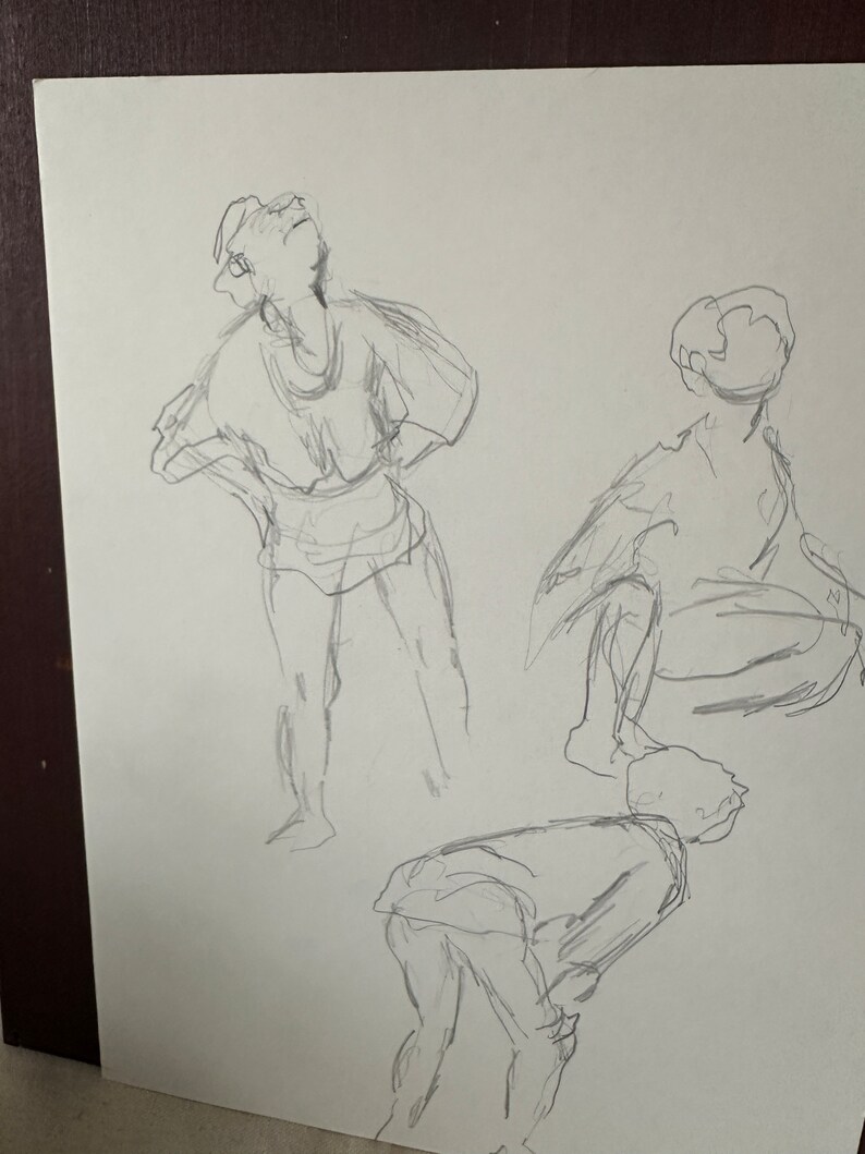 以下が含まれることがあります： 3 人の異なるポーズの鉛筆スケッチ。人物は、動きと形を強調した、緩やかなジェスチャーのスタイルで描かれている。