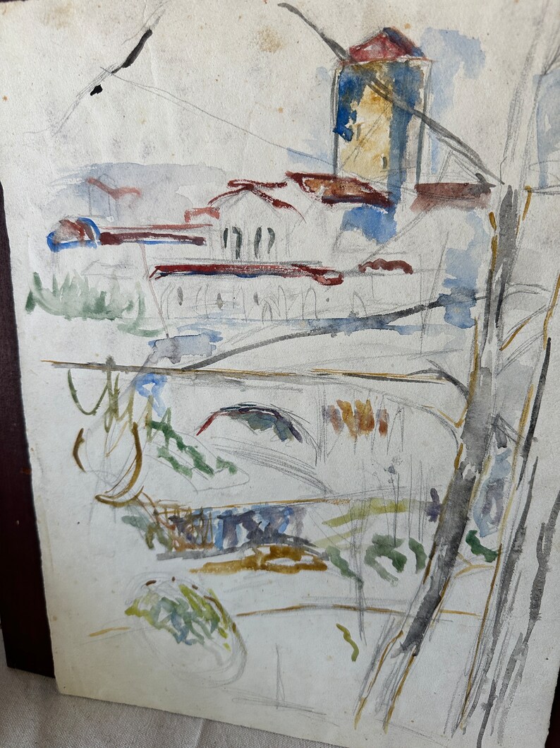 Puede incluir: Una pintura de acuarela de un edificio con un techo rojo y una torre alta. El edificio est&aacute; rodeado de &aacute;rboles y arbustos. La pintura est&aacute; hecha en un estilo suelto e impresionista.