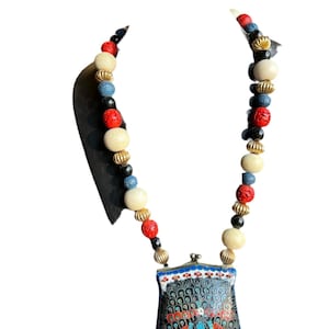 Collar de gran tamaño con bolso adjunto