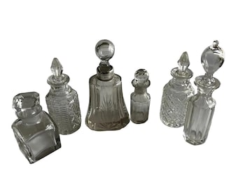 シルバーのアクセントがあしらわれたミニチュアガラス香水瓶のヴィンテージコレクション - 6個セット