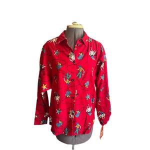 Chemise boutonnée rouge de style cowboy avec épaulettes