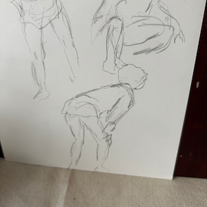 以下が含まれることがあります： 3 人の異なるポーズの鉛筆スケッチ。人物は、動きと形を強調した、シンプルでジェスチャー的なスタイルで描かれています。