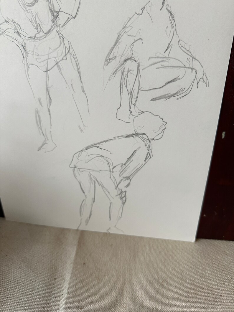 以下が含まれることがあります： 3 人の異なるポーズの鉛筆スケッチ。人物は、動きと形を強調した、シンプルでジェスチャー的なスタイルで描かれています。