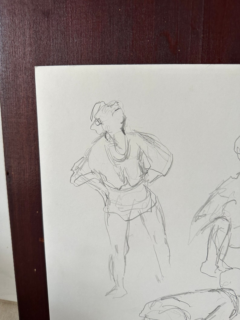 以下が含まれることがあります： 腕組みをして上を見上げる人の鉛筆スケッチ。スケッチはゆったりとしたジェスチャーのスタイルで描かれている。