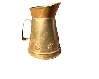 Pequeña regadera de latón