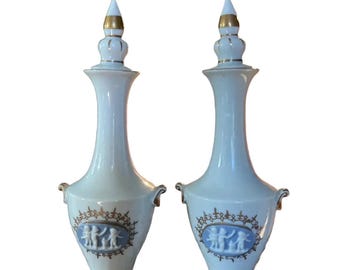 Par de frascos de perfume Wedgwood con detalles en azul y dorado.