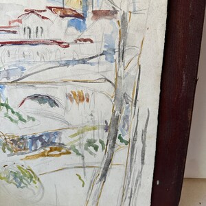 Puede incluir: Una pintura de acuarela de un paisaje con un edificio en el fondo y &aacute;rboles en primer plano. La pintura est&aacute; hecha en tonos de marr&oacute;n, azul y verde.