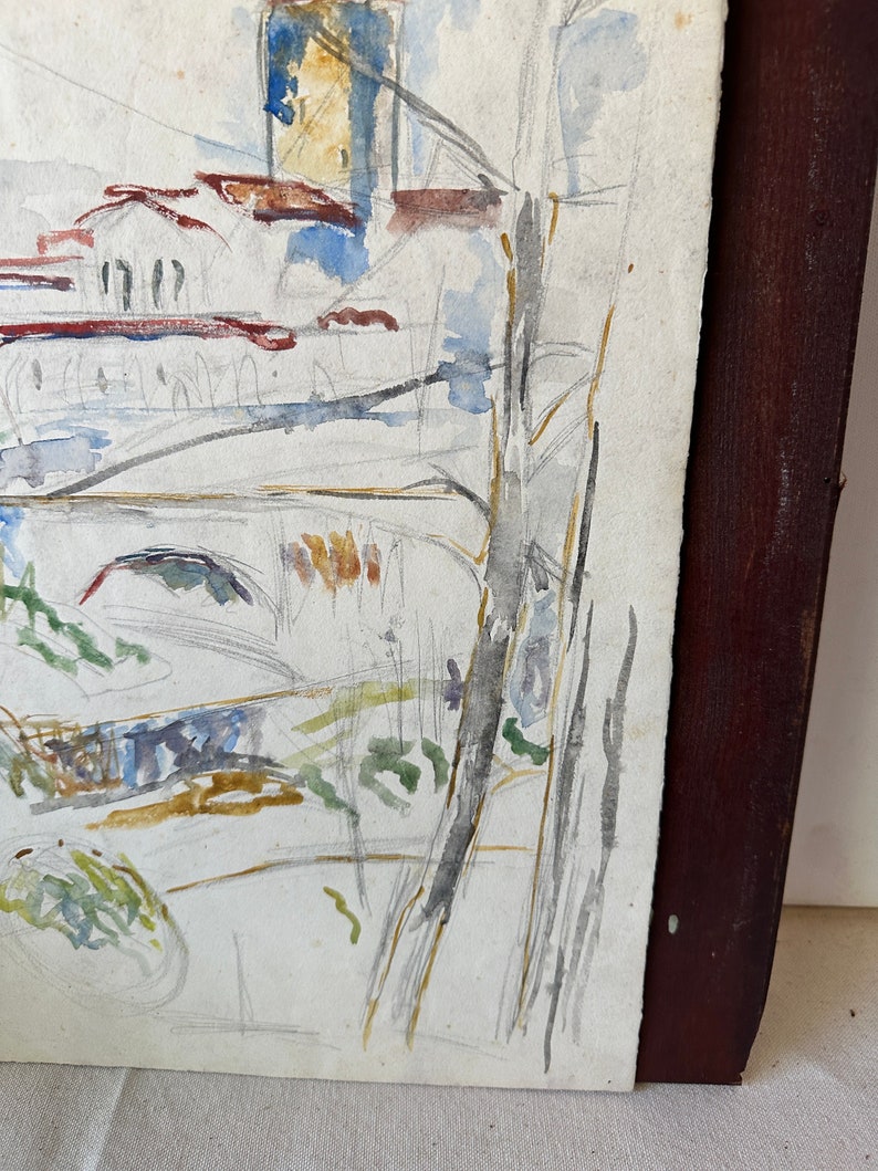 Puede incluir: Una pintura de acuarela de un paisaje con un edificio en el fondo y &aacute;rboles en primer plano. La pintura est&aacute; hecha en tonos de marr&oacute;n, azul y verde.