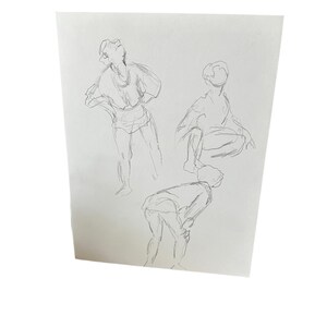 以下が含まれることがあります： 3 人の異なるポーズの鉛筆スケッチ。人物は、動きと形を強調した、緩やかなジェスチャーのスタイルで描かれている。