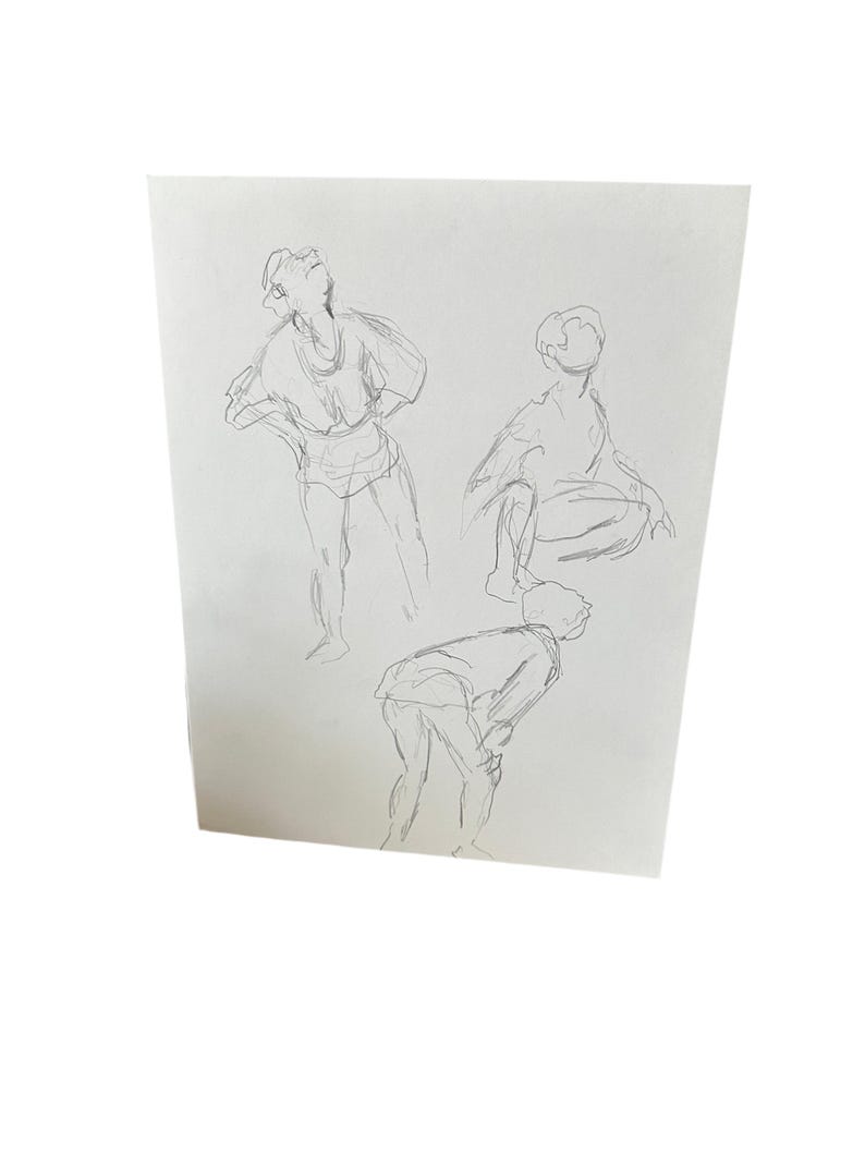 以下が含まれることがあります： 3 人の異なるポーズの鉛筆スケッチ。人物は、動きと形を強調した、緩やかなジェスチャーのスタイルで描かれている。