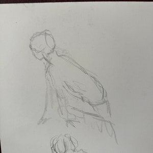 以下が含まれることがあります： 白い紙に鉛筆で描かれた2つの図形。図形はシンプルなスタイルで描かれており、細部は最小限。最初の図形はかがんでおり、頭と腕は体で隠されています。2番目の図形は小さく、下を見つめています。