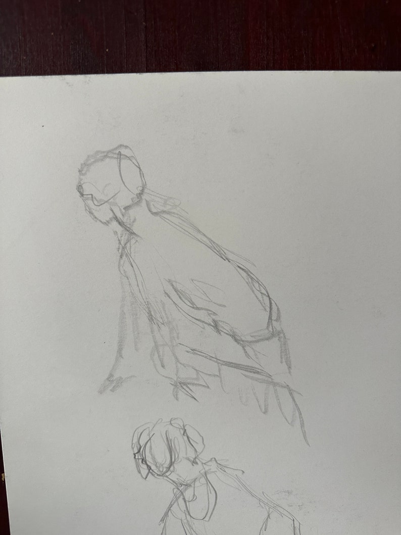 以下が含まれることがあります： 白い紙に鉛筆で描かれた2つの図形。図形はシンプルなスタイルで描かれており、細部は最小限。最初の図形はかがんでおり、頭と腕は体で隠されています。2番目の図形は小さく、下を見つめています。