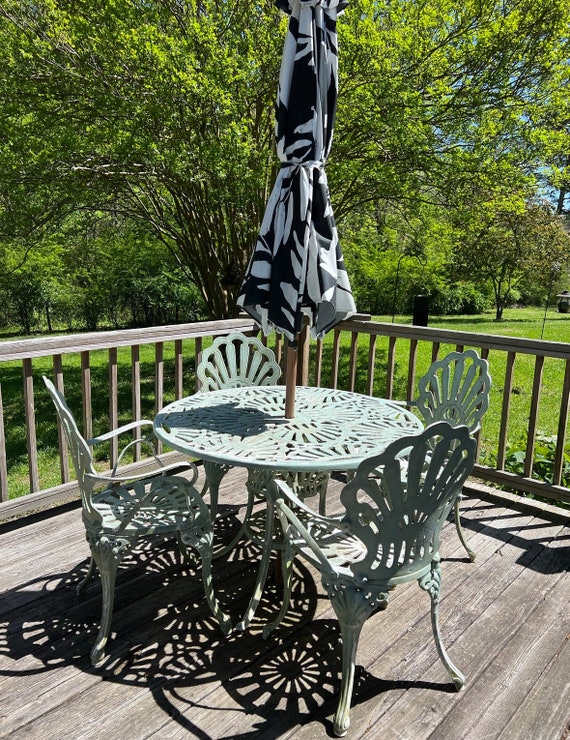 Green wrought iron patio furniture discount