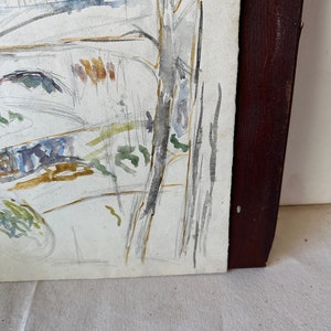 Puede incluir: Una pintura de acuarela de una escena de bosque con un tronco de &aacute;rbol &uacute;nico en el centro. La pintura est&aacute; hecha en tonos de gris, marr&oacute;n y verde, con toques de azul y amarillo. El fondo es gris claro y el papel tiene una superficie ligeramente texturizada.